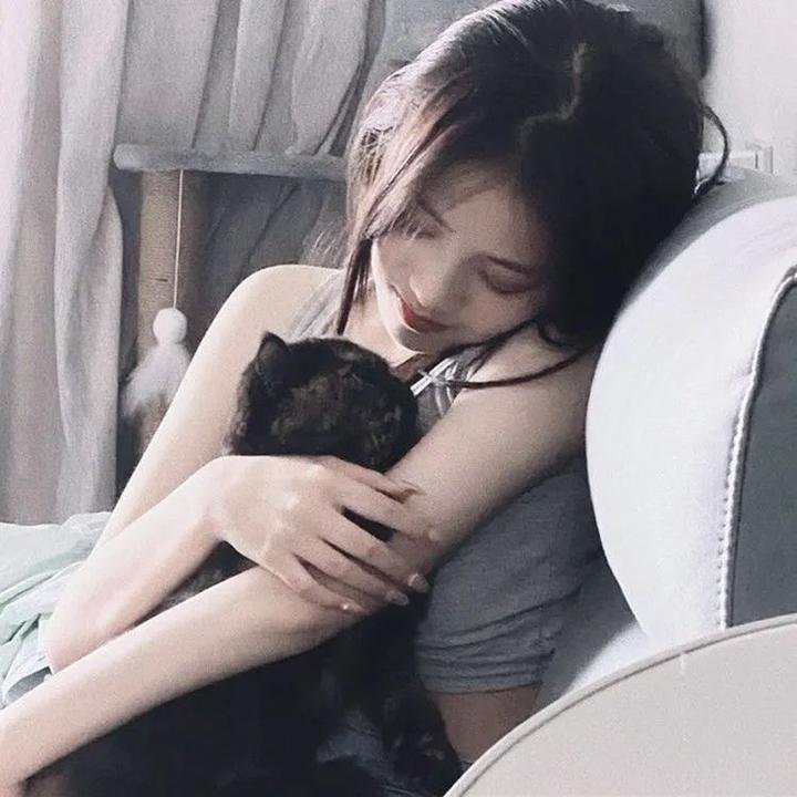 穿黑衣的女孩